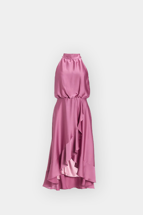 Ärmelloses, rosafarbenes Satin-Trägerkleid mit enger Taille und asymmetrischem Rüschensaum, das sich vor einem schlichten weißen Hintergrund präsentiert.