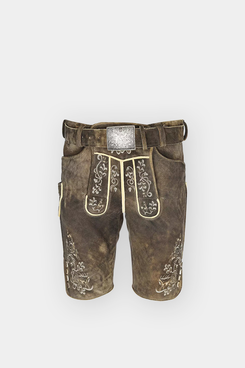 Braune traditionelle bayerische Lederhosen mit dekorativen Stickereien, einer Frontklappe und einem breiten Gürtel mit großer Schnalle auf weißem Hintergrund.