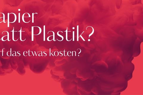 Roter Hintergrund mit wirbelndem rosa und weißem Rauch. Auffälliger weißer Text lautet: „Papier statt Plastik? Darf das etwas kosten?“.