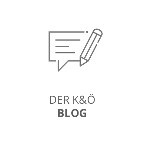 Symbol einer Sprechblase mit Linien und einem Bleistift, das Schreiben oder Bloggen symbolisiert. Darunter steht in Großbuchstaben „DER K&O BLOG“.