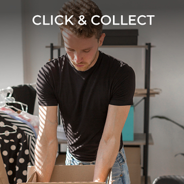 Mann in schwarzem T-Shirt packt in einem Raum mit Regalen unter dem Text „CLICK & COLLECT“ einen Karton. Sonnenlicht fällt durch Jalousien und wirft Streifen auf die Szene. Im Hintergrund sind Kleidungsstücke auf Kleiderbügeln zu sehen.