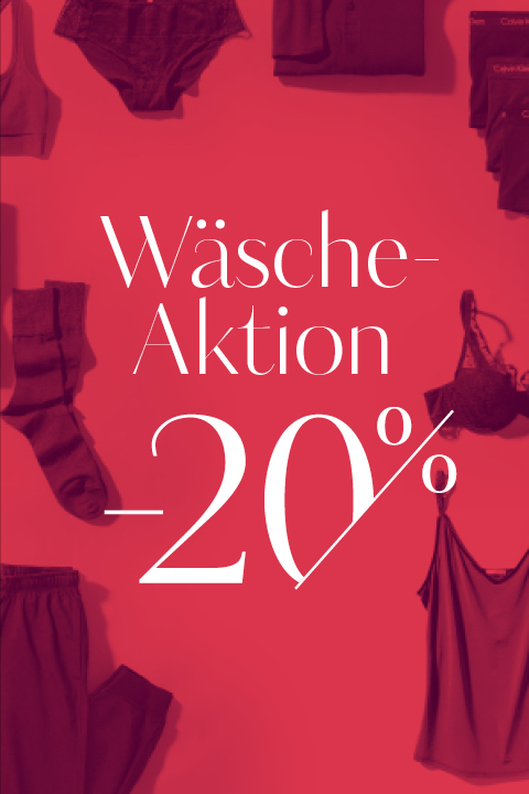 Auf einem roten Werbeplakat sind verschiedene Kleidungsstücke wie Socken, Unterwäsche und Hemden abgebildet. Der Text lautet „Wäsche-Aktion -20%“, was auf einen Rabatt von 20 % auf Wäscheartikel hinweist.