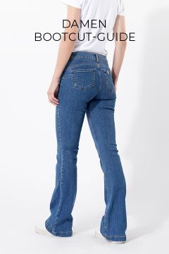 Person in weißem T-Shirt und blauer Bootcut-Jeans, die mit dem Rücken zur Kamera steht. Der Hintergrund ist schlicht weiß. Oben steht der Text „Damen Bootcut-Guide“.