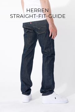 Vor einem hellen Hintergrund steht eine Person in dunkelblauer Straight-Fit-Jeans und weißen Sneakers. Darüber ist der Text „HERREN STRAIGHT-FIT-GUIDE“ zu sehen.