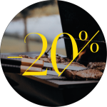 Zu sehen sind ein Grill mit Fleisch und zwei Pfannenwender. Über dem Bild ist in großen gelben Buchstaben der Text „20 %“ zu sehen.