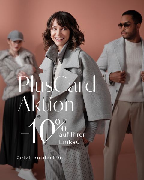 Drei modisch gekleidete Menschen in grau-beigen Outfits posieren vor einem pfirsichfarbenen Hintergrund. Ein Text-Overlay bewirbt eine „PlusCard-Aktion“ mit „-10 % auf Ihren Einkauf“ und „Jetzt entdecken“.