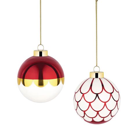 Zwei Weihnachtsschmuckstücke: das eine ist rot und weiß mit einem goldenen Wellenband, das andere weiß mit roten Wellenlinien. Beide hängen an goldenen Schnüren vor einem weißen Hintergrund.