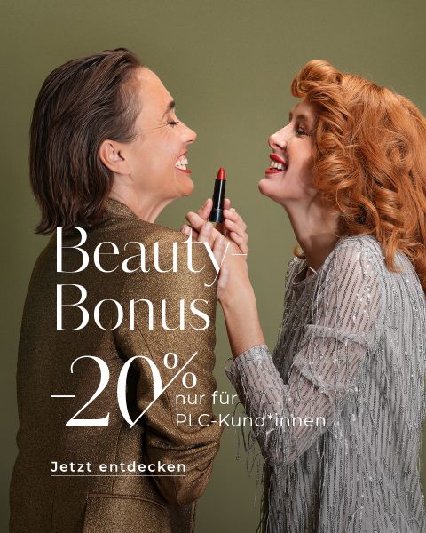 Zwei Frauen stehen sich lachend gegenüber. Eine hält einen roten Lippenstift in der Hand. Der Text lautet: „Beauty Bonus -20% nur für PLC-Kund*innen. Jetzt entdecken.“ Sie tragen stylische Outfits, die eine in Gold, die andere in einem schimmernden silbernen Kleid vor grünem Hintergrund.