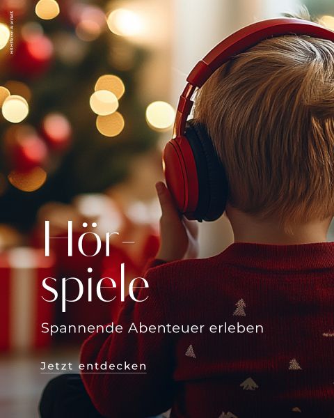 Ein Kind mit roten Kopfhörern hört aufmerksam zu, den Blick abwendend. Im Hintergrund ist ein Weihnachtsbaum mit Lichtern und Ornamenten zu sehen. Der deutsche Text lautet: „Hörspiele – Spannende Abenteuer erleben. Jetzt entdecken.“