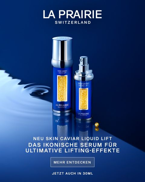 Zwei blaue La Prairie-Hautpflegeprodukte, eines mit Pumpe und eines in einem zylindrischen Behälter, präsentiert auf einer reflektierenden Oberfläche. Dazu ein deutscher Text über ein neues Skin Caviar Liquid Lift-Serum mit Lifting-Effekt. Markenlogo oben.