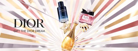Die Parfümflakons von Dior, darunter Sauvage, J'adore und Miss Dior, sind mit einem goldenen Sternenornament auf einem strahlenden, metallisch gestreiften Hintergrund dargestellt. Das Wort "DIOR" steht auf der linken Seite.