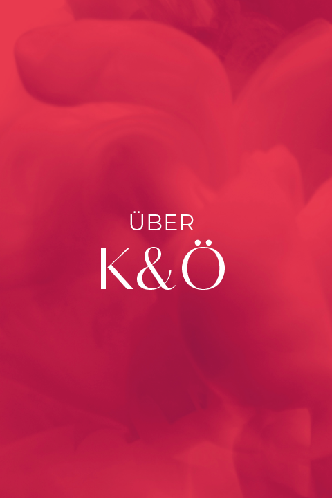 Stilisierter Text „ÜBER K&O“ auf einem Hintergrund aus wirbelnden Rot- und Rosatönen.