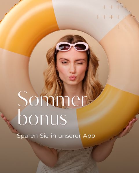 Eine Frau mit langen blonden Haaren und weißer Sonnenbrille macht ein Kussgesicht und hält dabei einen großen gelb-weißen Schwimmring. Der deutsche Text lautet: „Sommerbonus. Sparen Sie in unserer App. Jetzt einlösen.“.