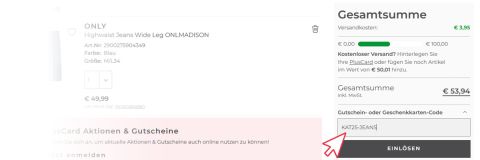 Screenshot eines deutschen Online-Warenkorbs, der eine blaue Jeans mit weitem Bein zum Preis von 49,99 € zeigt. Ein Gutscheincode "KATZ5JEANS" wird eingegeben, und die Schaltfläche "EINLÖSEN" wird mit einem Cursor hervorgehoben.