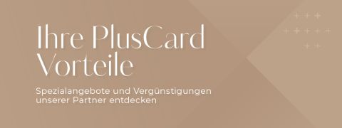 Der Text in deutscher Sprache auf beigem, geometrischem Hintergrund lautet: "Ihre PlusCard Vorteile. Spezialangebote und Vergünstigungen unserer Partner entdecken." Weißer Text mit einer modernen, eleganten Schrift. Auf der rechten Seite befinden sich dezente Pluszeichen.