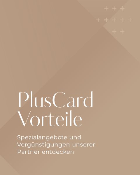 Beigefarbener Hintergrund mit weißem Text: "PlusCard Vorteile. Spezialangebote und Vergünstigungen unserer Partner entdecken." In der rechten oberen Ecke erscheinen subtile geometrische Formen und kleine Pluszeichen.