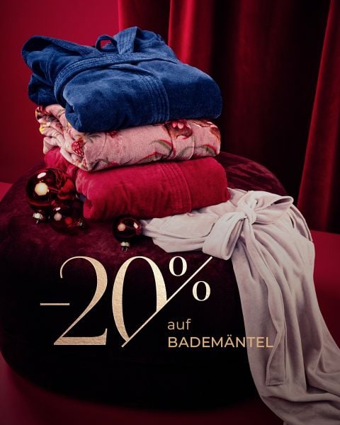 Vier gefaltete Bademäntel in Blau, Floral, Rosa und Weiß sitzen auf einem weinroten Kissen mit Weihnachtsornamenten und Text: "-20% auf Marken-Bademäntel".
