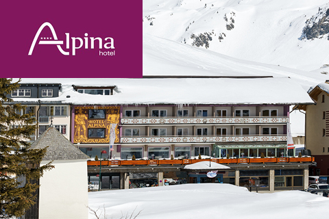 Alpina-Hotel in einer verschneiten Berglandschaft, mit Balkonen und einem großen Wandgemälde an der Fassade; Logo in der linken oberen Ecke.