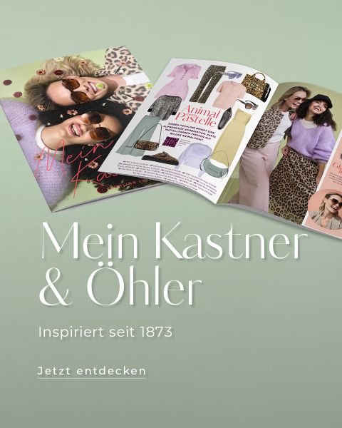 Drei Modemagazine auf einer grünen Fläche. Im Top-Magazin sind zwei Frauen mit Sonnenbrille zu sehen. Das offene Magazin zeigt Kleidungsstücke und Models in Animal-Print-Outfits. Der Text lautet „Mein Kastner & Öhler, Inspiriert seit 1873, Jetzt entdecken.“.