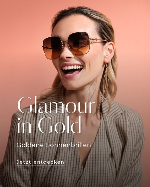 Eine lächelnde Frau trägt übergroße goldene Sonnenbrillen vor einem pfirsichfarbenen Hintergrund. Sie hat lange Ohrringe und trägt einen gemusterten Blazer. Der Text auf dem Bild lautet: „Glamour in Gold. Goldene Sonnenbrillen. Jetzt entdecken.“.