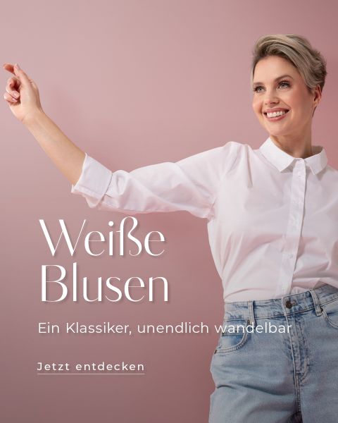 Eine lächelnde Person in weißer Bluse und Jeans zeigt vor rosa Hintergrund nach links. Der Text auf Deutsch lautet: „Weiße Blusen – Ein Klassiker, unendlich wandelbar. Jetzt entdecken.“.