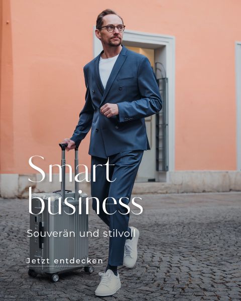 Ein Mann in blauem Anzug und weißen Turnschuhen läuft mit einem Koffer auf einem Kopfsteinpflasterweg. Er steht vor einem pfirsichfarbenen Gebäude. Auf dem Bild steht der Schriftzug „Smart Business: Souverän und stilvoll. Jetzt entdecken“.