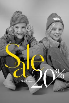 Zwei Kinder in Winterkleidung, einschließlich Mützen und Schals, sitzen lächelnd auf dem Boden. Die Textüberlagerung lautet „Sale Nochmal 20%“, was auf einen zusätzlichen Rabatt von 20 % hinweist. Das Bild ist in Graustufen mit gelbem und weißem Text.