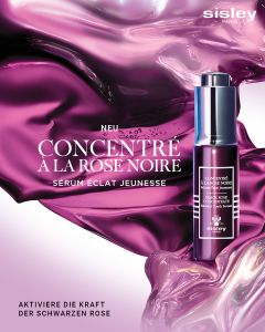 Ein Flakon von Sisley Black Rose Serum auf einem rosa-violetten, wirbelnden Hintergrund, mit einem darunter abgebildeten Sisley-Geschenkset und deutschem Werbetext.