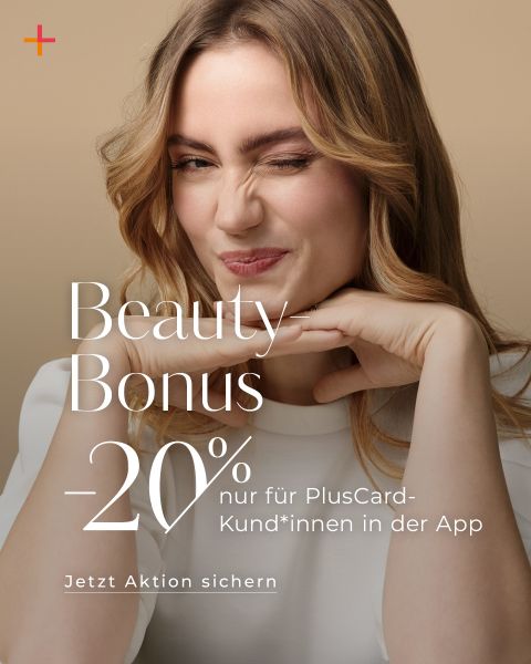 Frau mit gewelltem Haar zwinkert und lächelt, Text wirbt für einen 20%igen Schönheitsbonus für PlusCard-Kunden in der App. Beigefarbener Hintergrund.