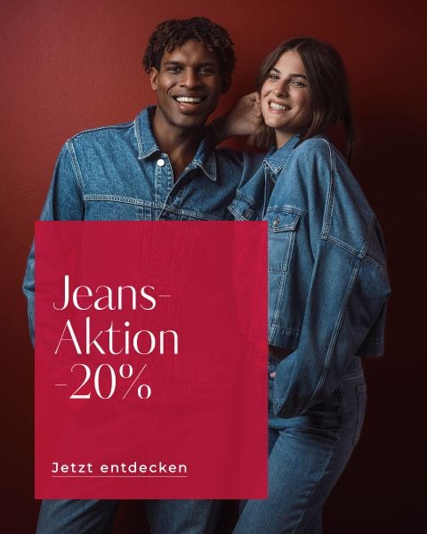 Zwei Personen in Jeansjacken und Jeans lächeln vor einem roten Hintergrund. Bildunterschrift: „Jeans-Aktion – 20 %“.