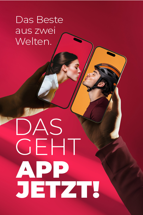 Vor einem roten Hintergrund sind zwei Smartphones zu sehen, auf denen ein Mann mit Helm und eine Frau zu sehen sind, die sich zum Küssen vorbeugt. Der deutsche Text lautet: „Das Beste aus zwei Welten. Das geht APP jetzt!“.