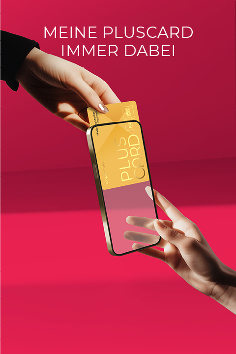 Zwei Hände tauschen vor rotem Hintergrund eine Karte durch ein großes Smartphone-Display. Darüber ist der Text „MEINE PLUSCARD IMMER DABEI“ zu sehen.