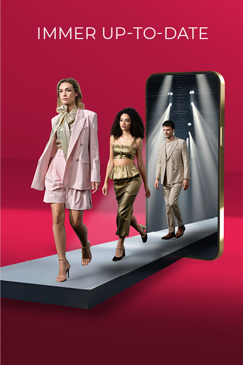 Drei Models in stylischen Outfits laufen über einen virtuellen Laufsteg, der aus einem Smartphone vor rotem Hintergrund erscheint. Der Text darüber lautet: „IMMER UP-TO-DATE.