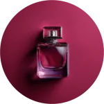 Ein Parfümflakon aus klarem Glas mit rechteckiger Form und silbernem Verschluss steht vor einem kreisförmigen Hintergrund in tiefem Magenta, der einen weichen Schatten nach links wirft.