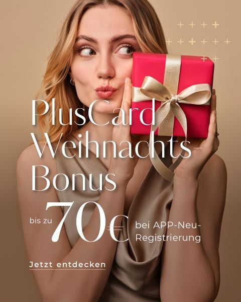 Eine Frau in einem beigen Kleid hält ein rosafarbenes Geschenk mit einer goldenen Schleife in der Hand und wirbt in deutschem Text für eine PlusCard-Weihnachtsprämie von 70 € für neue App-Registrierungen.