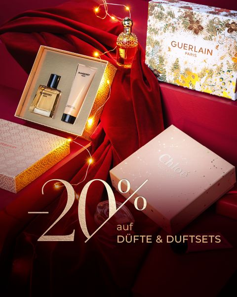 Geschenkkartons mit Parfüm und Bodylotion auf rotem Stoff mit festlichen Lichtern, Textüberlagerung mit "-20% auf Düfte & Duftsets" (20% Rabatt auf Parfüms & Duftsets).