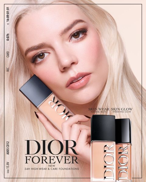 Eine Frau mit platinblondem Haar hält zwei Flaschen der Dior Forever Foundation in der Nähe ihres Gesichts und wirbt für das Produkt mit makellosem Make-up.
