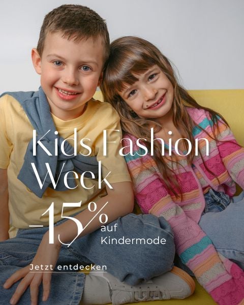 Zwei lächelnde Kinder sitzen auf einer gelben Couch, gekleidet in bunte Outfits. Der Text lautet: "Kids Fashion Week -15% auf Kindermode. Jetzt entdecken.