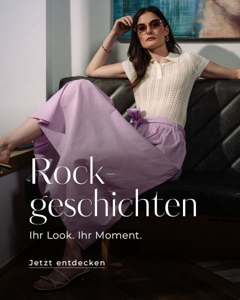 Eine elegante Frau mit Sonnenbrille und einem cremefarbenen Oberteil mit lilafarbenem Rock entspannt sich auf einem Sofa. Der Text lautet: "Rockgeschichten. Ihr Look. Ihr Moment. Jetzt entdecken.