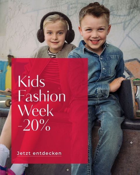 Zwei lächelnde Kinder in Winterkleidung sitzen auf einer Bank. Auf einem roten Schild steht: „Kids Fashion Week – 20 % Rabatt, jetzt entdecken.“.