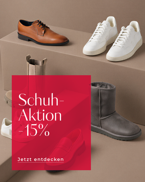 Mehrere Paar Schuhe auf beigem Hintergrund mit einer roten Box, auf der in weißer Schrift „Schuh-Aktion –15 %. Jetzt entdecken.“ steht.