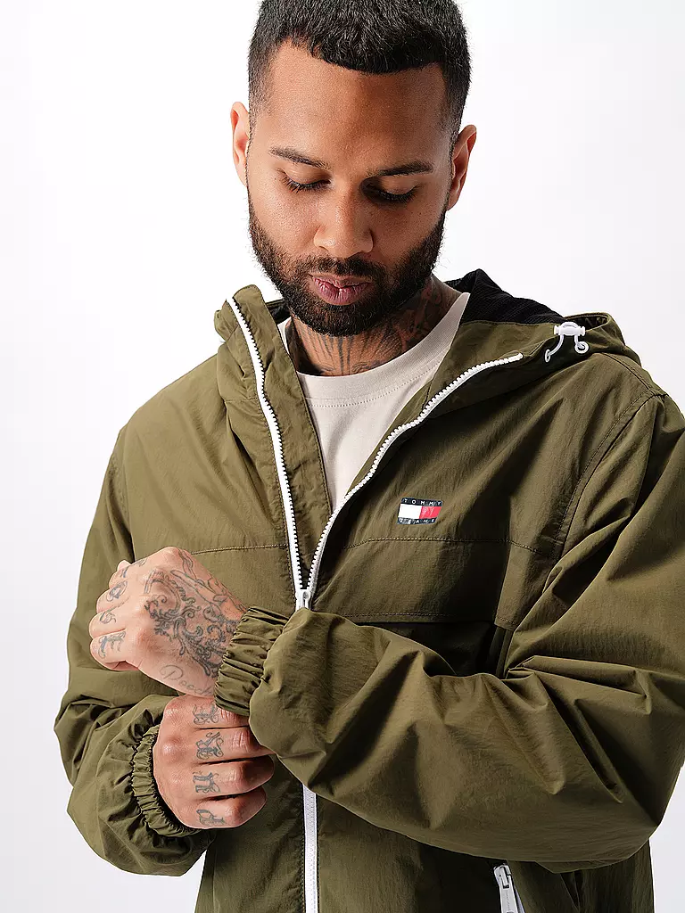 TOMMY JEANS | Windbreaker CHICAGO | olive